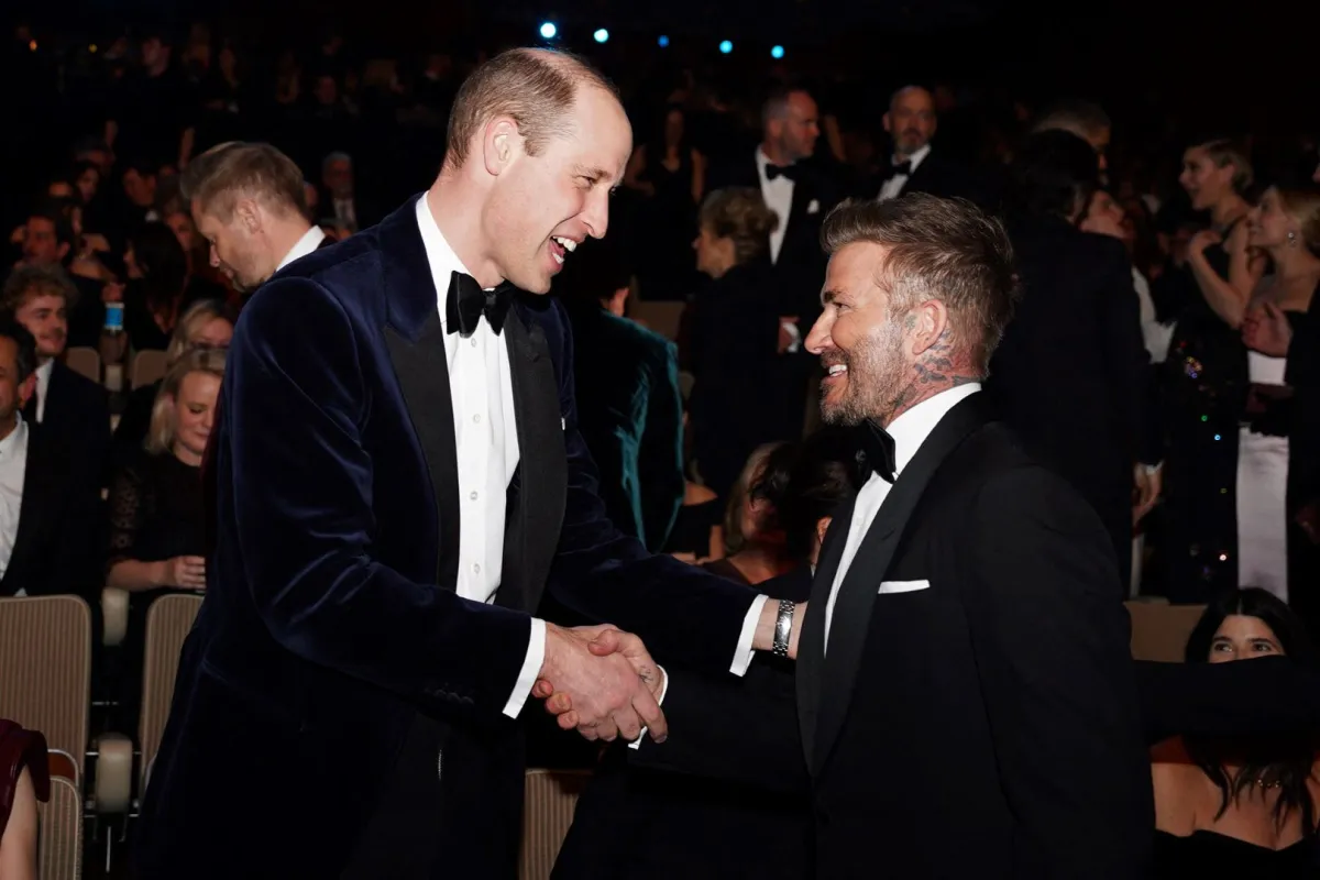 ديفيد بيكهام يصافح الأمير ويليام في قاعة المهرجانات الملكية (Prince William shakes hands with former footballer David Beckham at the Royal Festival Hall). مصدر الصورة: Jordan Pettitt / POOL / AFP