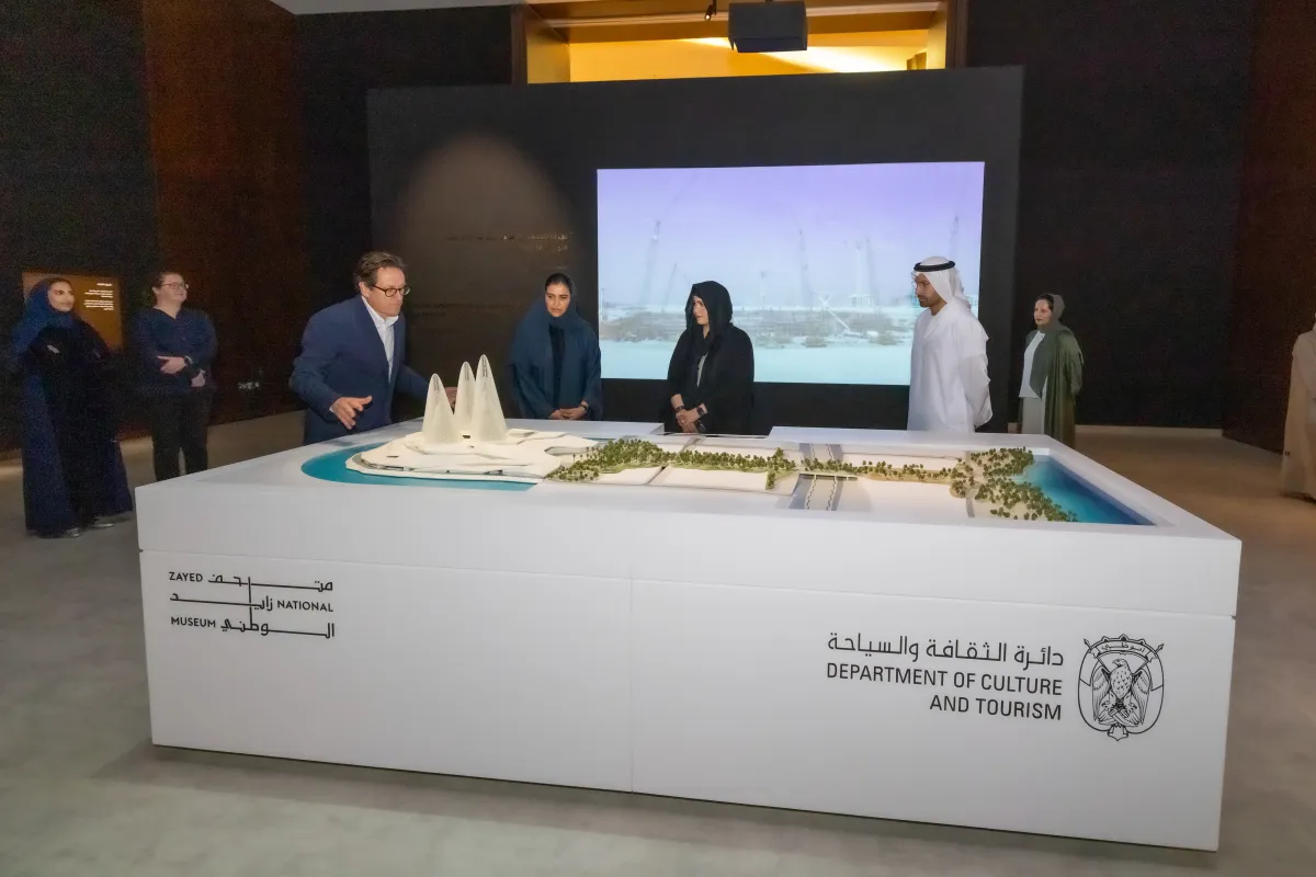 الشيخ لطيفة في معرض "لمحة عن متحف زايد الوطني: أسس الاتحاد". الصورة من مكتب دبي الإعلامي