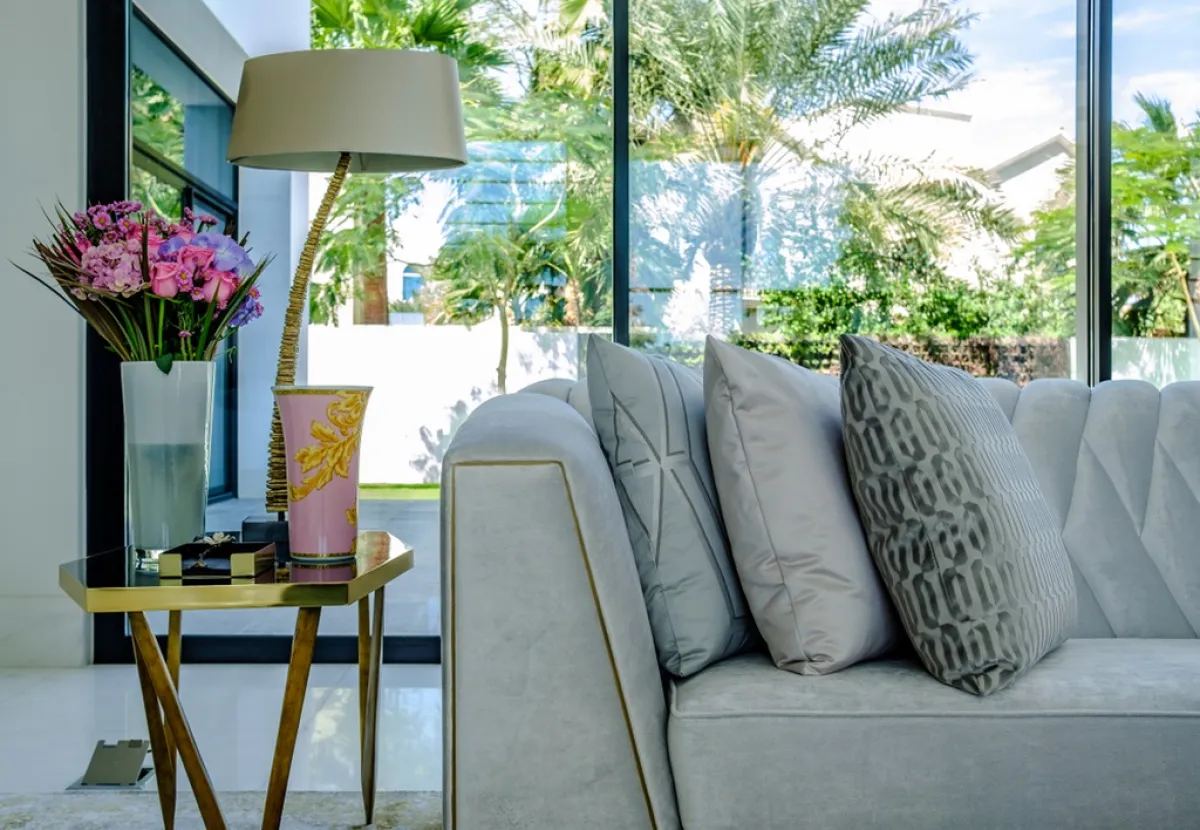 الحرير مستخدم في تنجيد الأريكة