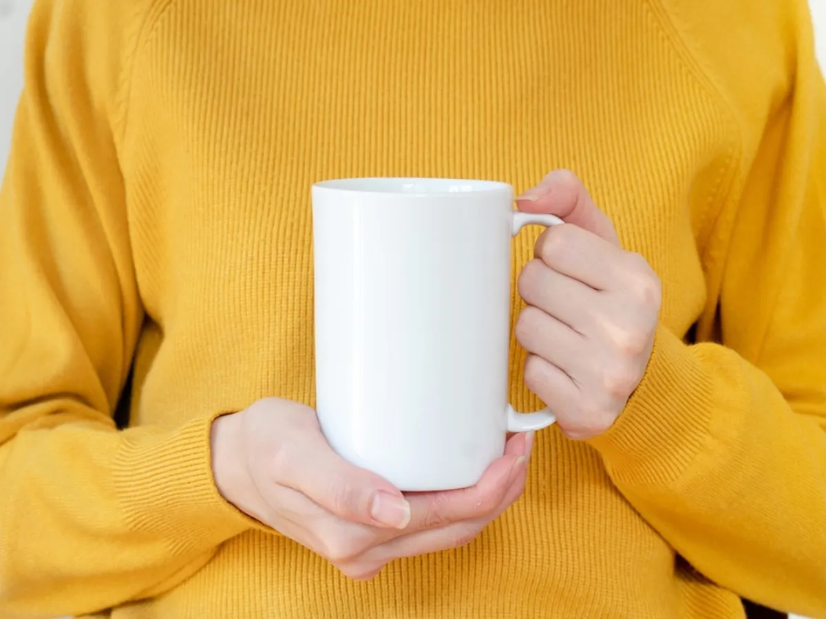 صورة لامرأة تحمل كوباً