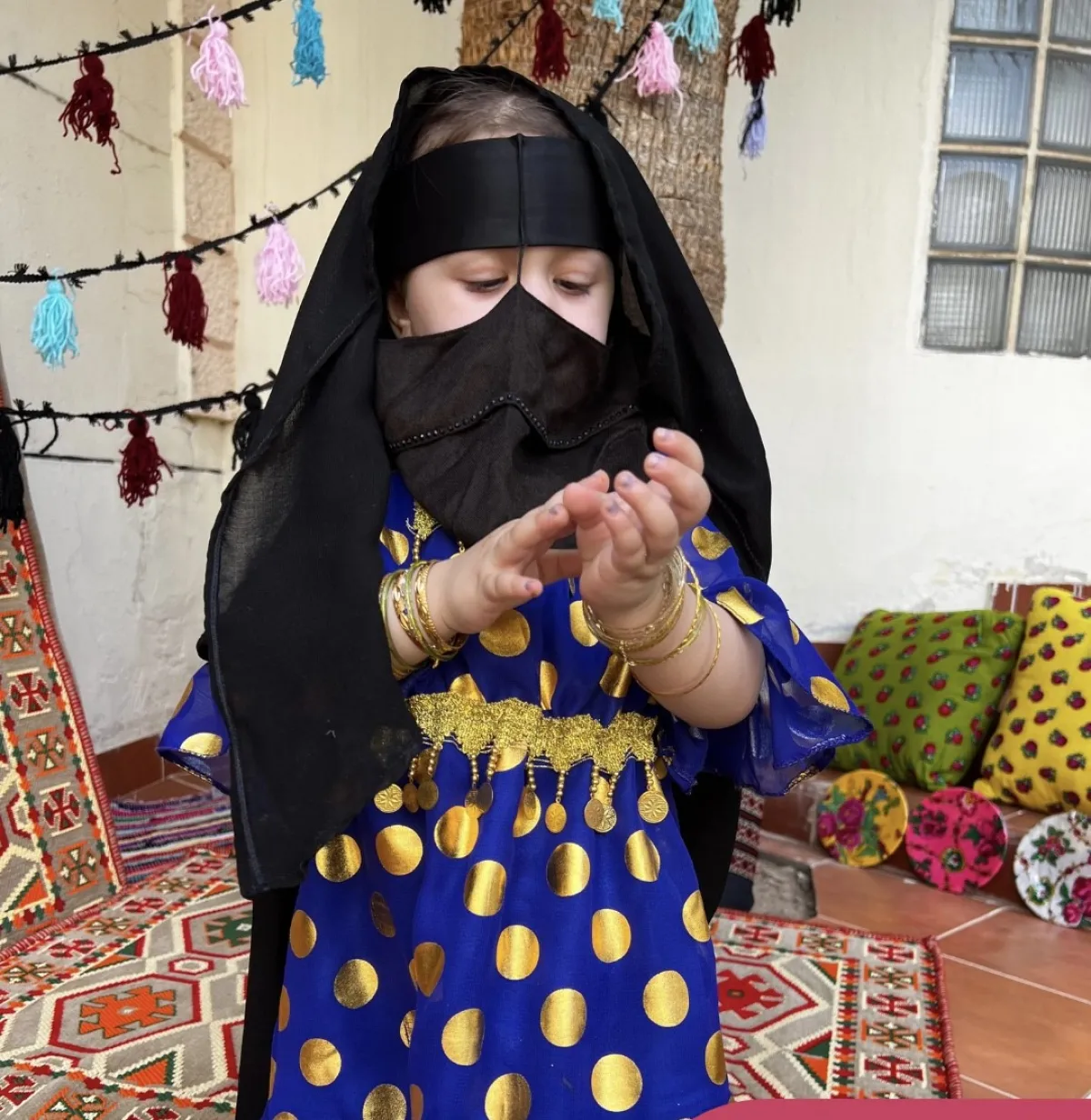 صورة طفلة ترتدي البرقع