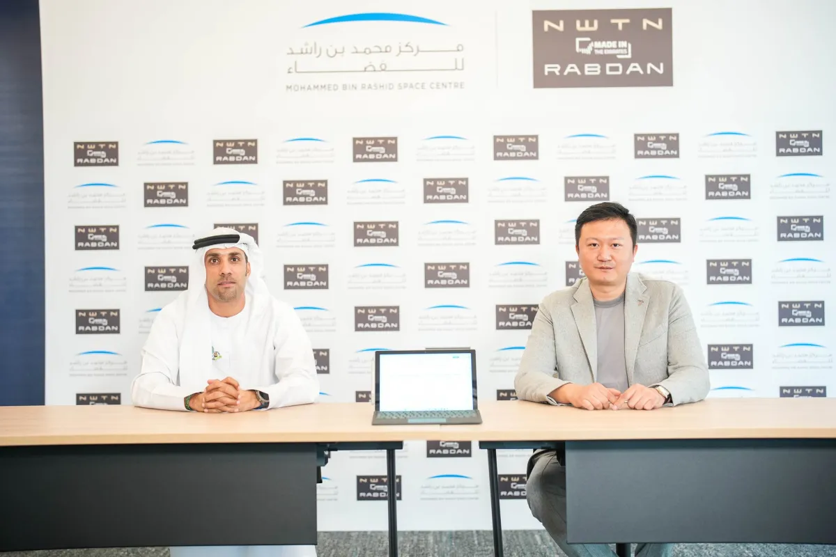 أثناء توقيع الاتفاقية. الصورة من الحساب الرسمي لمركز محمد بن راشد على منصة x