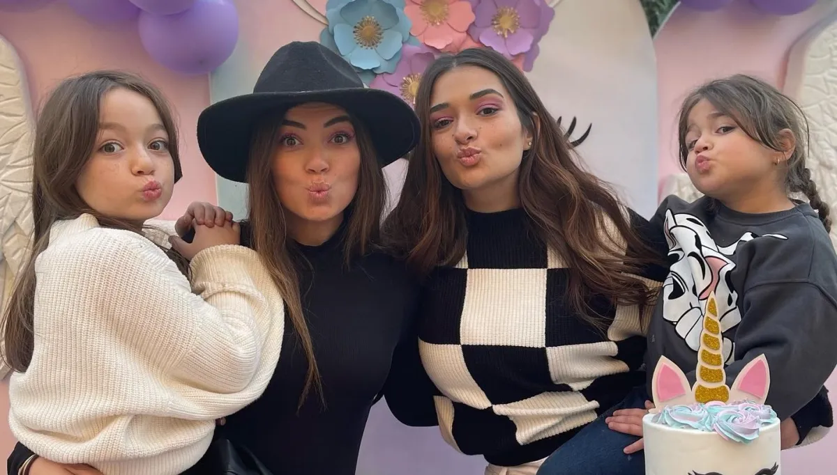 ملك وليلى ومنى ونور أحمد زاهر