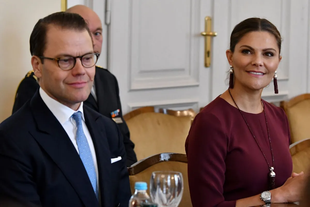 ولية العهد السويدية الأميرة فيكتوريا وزوجها الأمير دانيال في سرايفو (Crown Princess Victoria and her husband Prince Daniel in Sarajevo). مصدر الصورة: ELVIS BARUKCIC / AFP