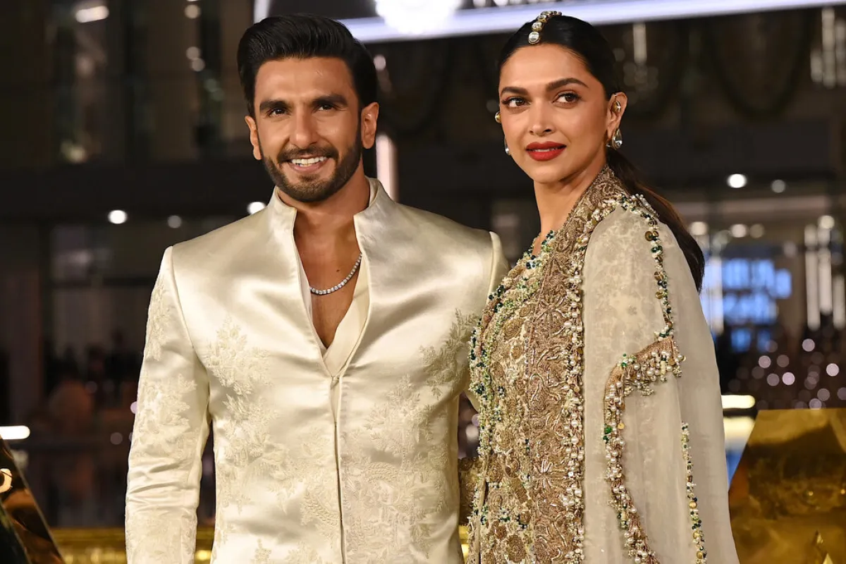 ديبيكا بادكون ورانفير سينغ Ranveer Singh and Deepika Padukone في مومباي (مصدر الصورة: SUJIT JAISWAL / AFP)