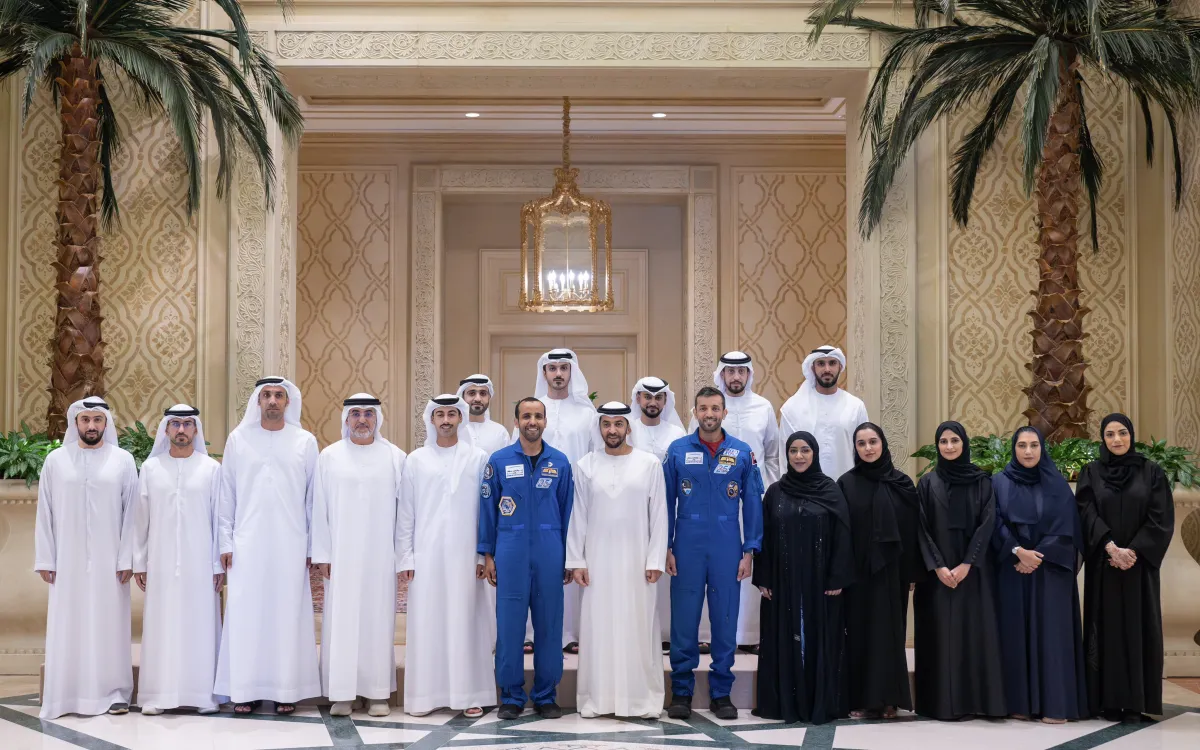الشيخ حمدان بن زايد آل نهيان مع وفد من مركز محمد بن راشد للفضاء وفريق مهمة "طموح زايد 2". الصورة من الحساب الرسمي لسلطان النيادي على منصة x
