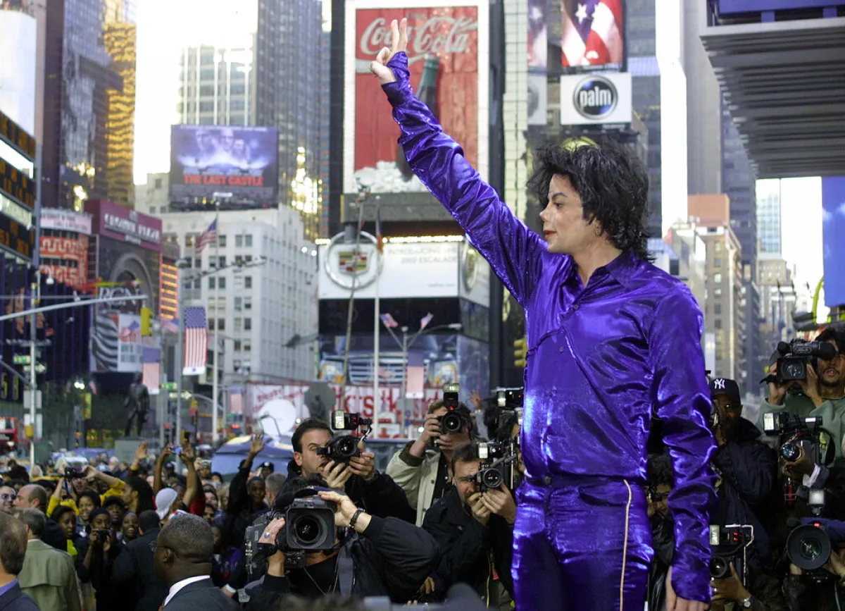 مايكل جاكسون Michael Jackson في نيويورك عام 2001 (مصدر الصورة: DOUG KANTER / AFP)
