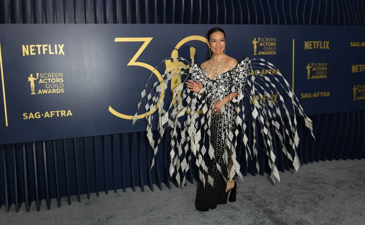 آلي ونغ في حفل توزيع جوائز نقابة ممثلي الشاشة (Ali Wong arrives for the 30th Annual Screen Actors Guild awards). مصدر الصورة: VALERIE MACON / AFP