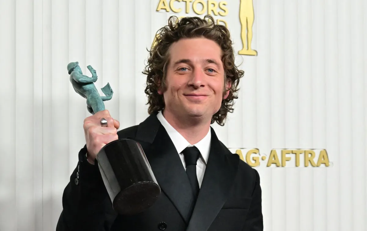 جيريمي ألين وايت في حفل توزيع جوائز SAG لعام 2023 (Jeremy Allen White during the 29th Screen Actors Guild Awards). مصدر الصورة: Frederic J. Brown / AFP