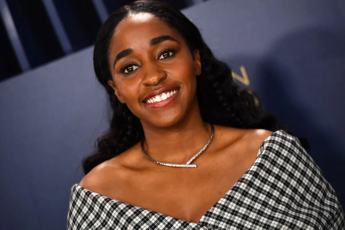 آيو إدبيري في حفل توزيع جوائز نقابة ممثلي الشاشة (Ayo Edebiri arrives for the 30th Annual Screen Actors Guild awards). مصدر الصورة: Valerie Macon / AFP