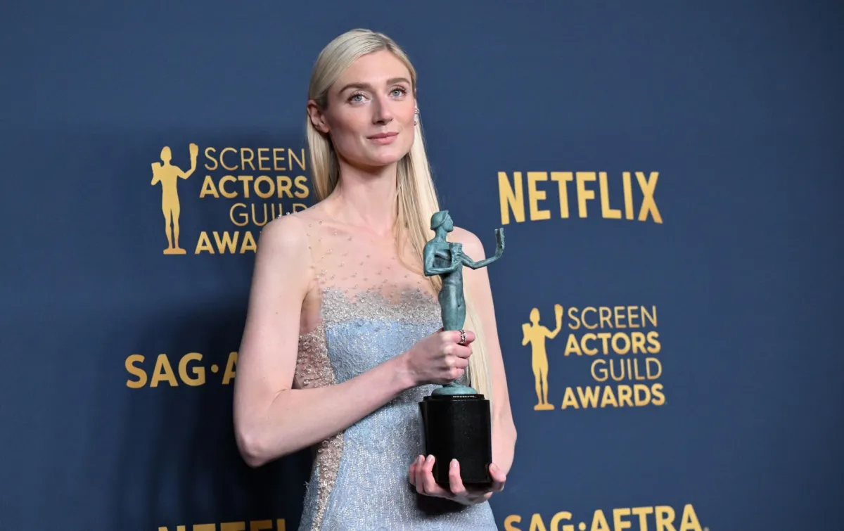 إليزابيث ديبيكي في حفل توزيع جوائز نقابة ممثلي الشاشة (Elizabeth Debicki during the 30th Annual Screen Actors Guild awards). مصدر الصورة:  Robyn BECK / AFP