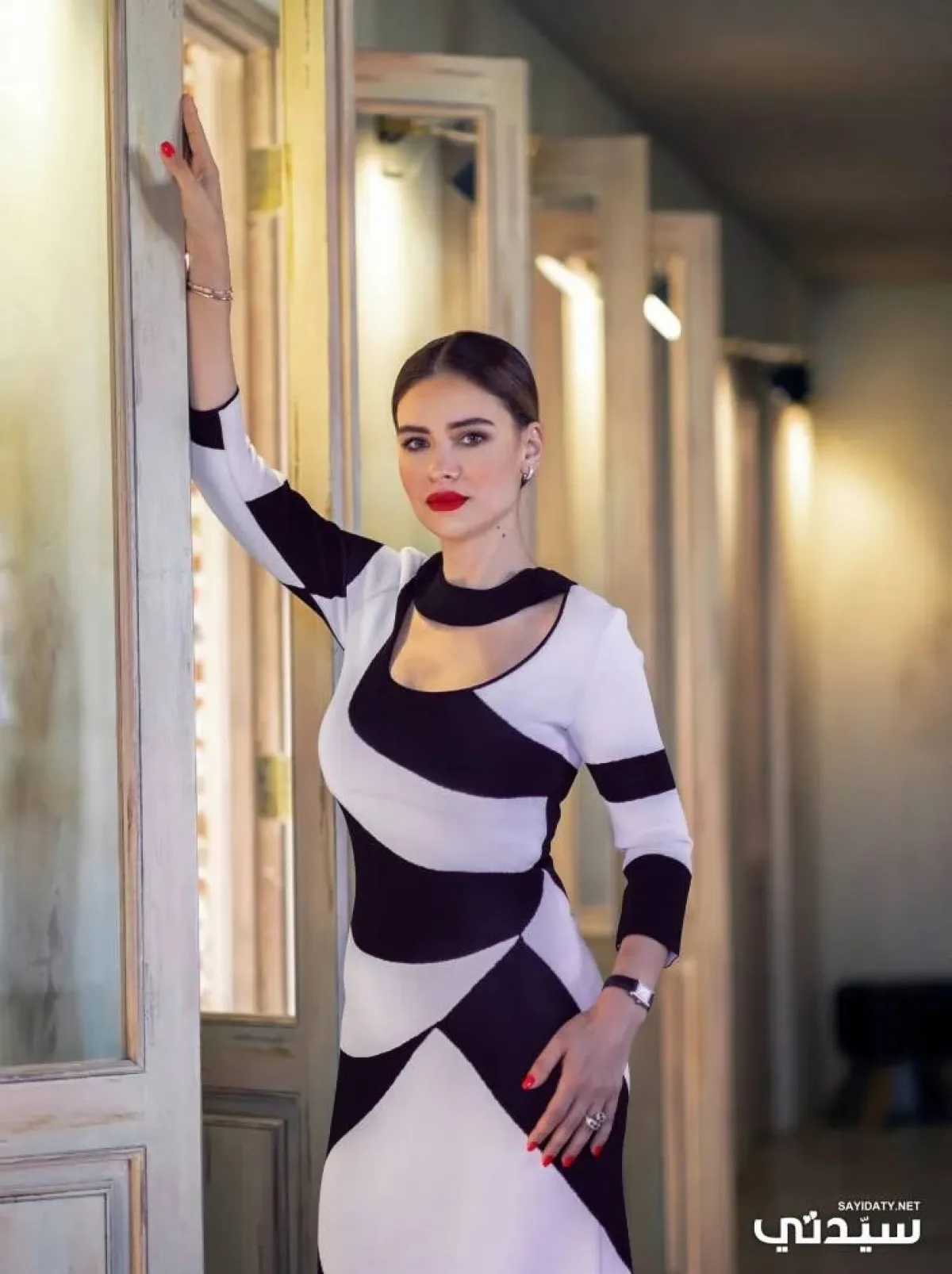 الفنانة نجلاء بن عبد الله على غلاف مجلة سيدتي - فستان من رامزين Ramzen -   ساعة ومجوهرات من كارتييه Cartier