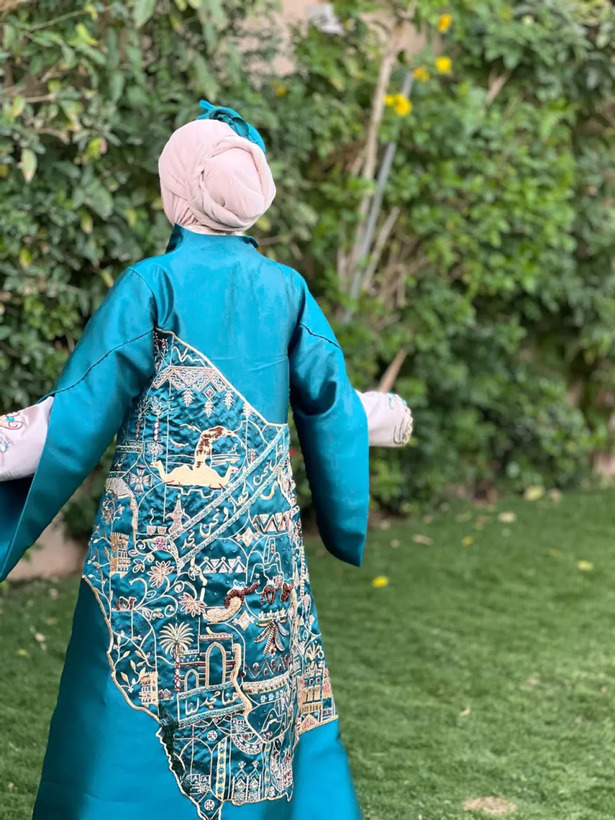 أكبر عمل أزياء ابداعي لفستان سعودي