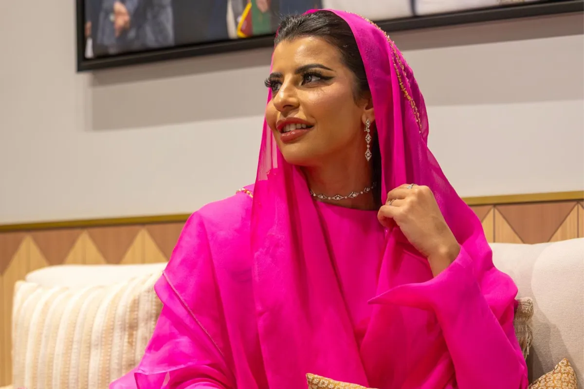 أسيل الحمد بتصميم للمصممة حصة الحمل ومجوهرات أديبة في كأس السعودية