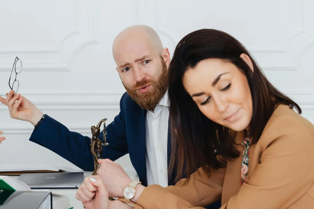 زوجة مستاءة من تصرفات زوجها وهو يحاول أن يوضح لها الأمر