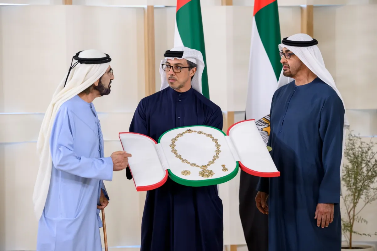 الشيخ محمد بن زايد آل نهيان، والشيخ محمد بن راشد آل مكتوم، والشيخ منصور بن زايد آل نهيان