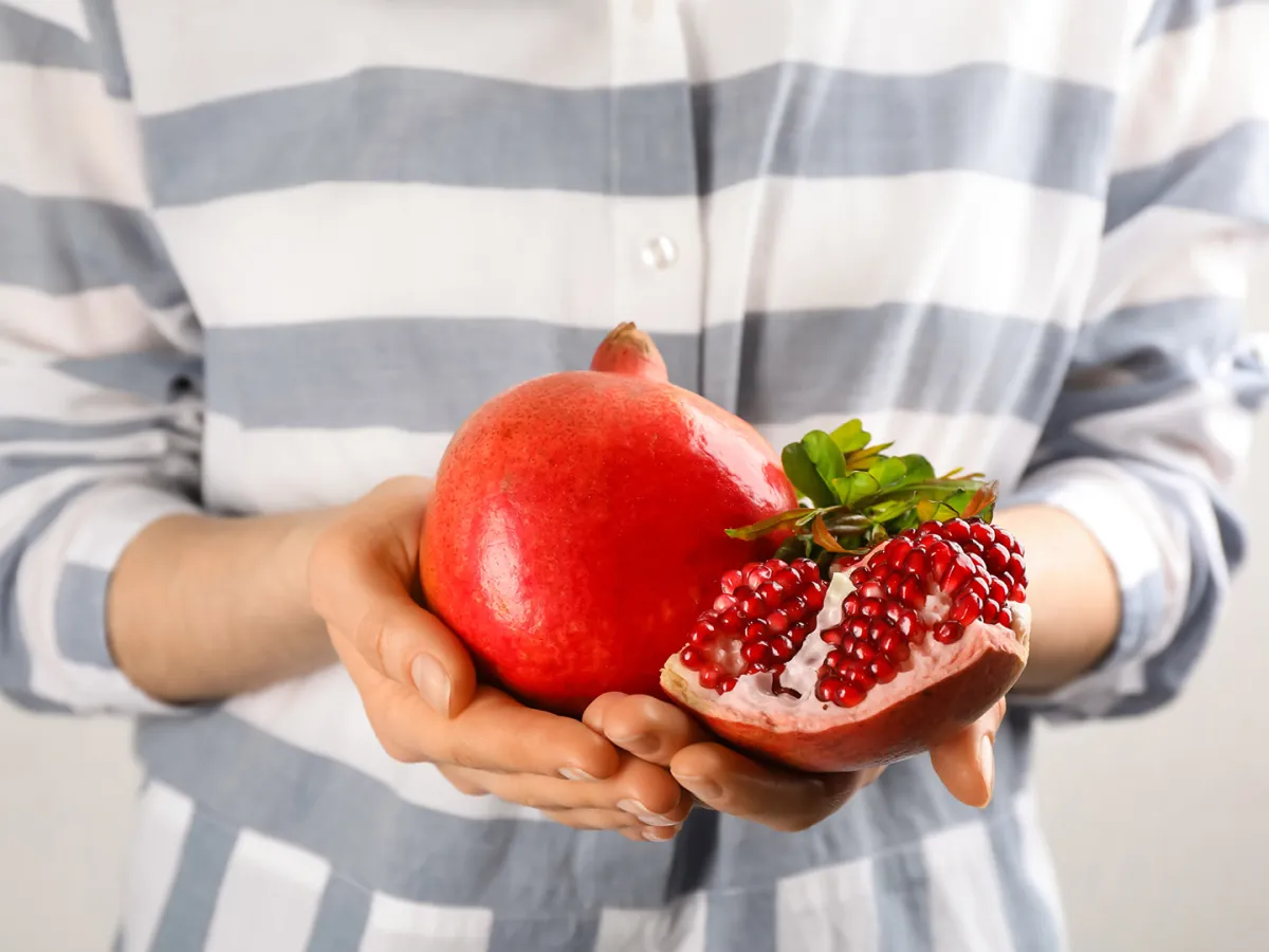 هل يمكن أن يسبب الرمان الإجهاض؟