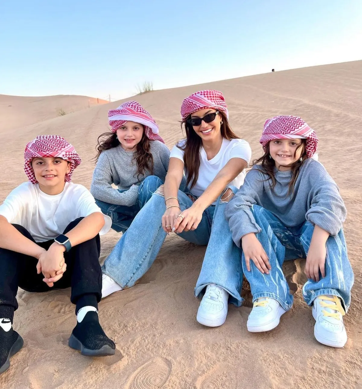 كارن وازن مع أولادها- الصورة من حسابها على انستغرام