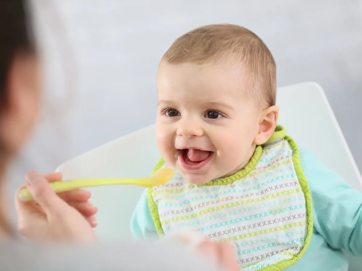 عدد وجبات الطفل في عمر السنة بجانب اللبن