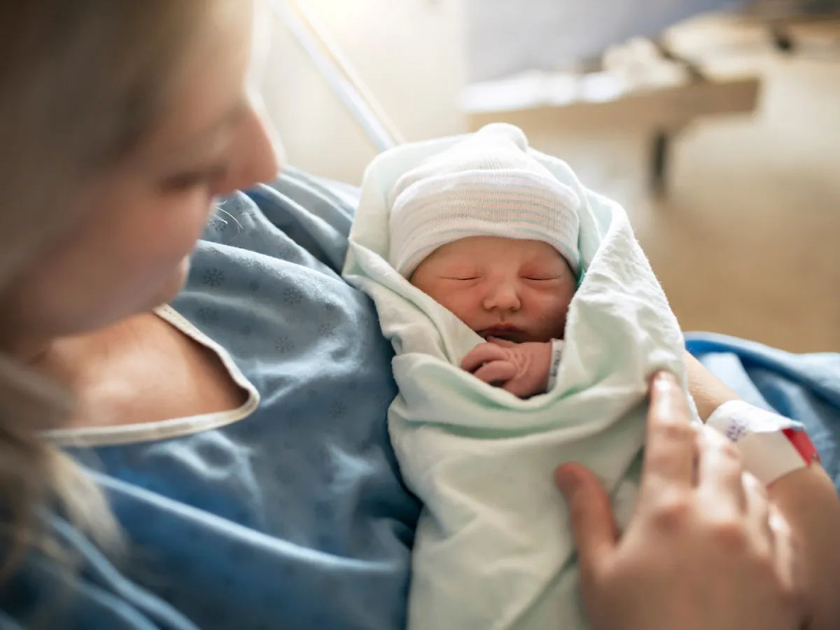 إيجابيات وسلبيات الولادات المائية