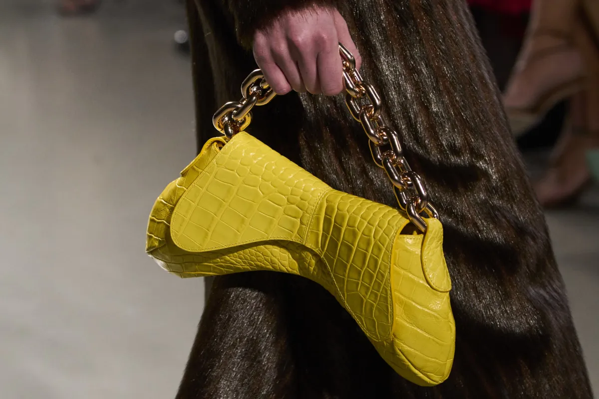 حقيبة صفراء من أوايك مود Awake Mode- الصورة من Launchmetrics/Spotlight ©