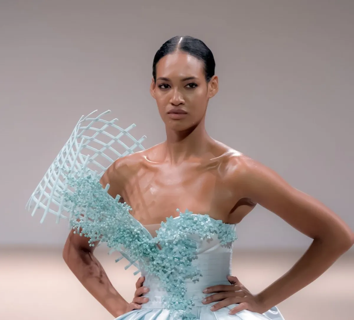 فستان أزرق باستيل من ماركة Michael Cinco - تصوير أحمد الليثي- خاص سيدتي