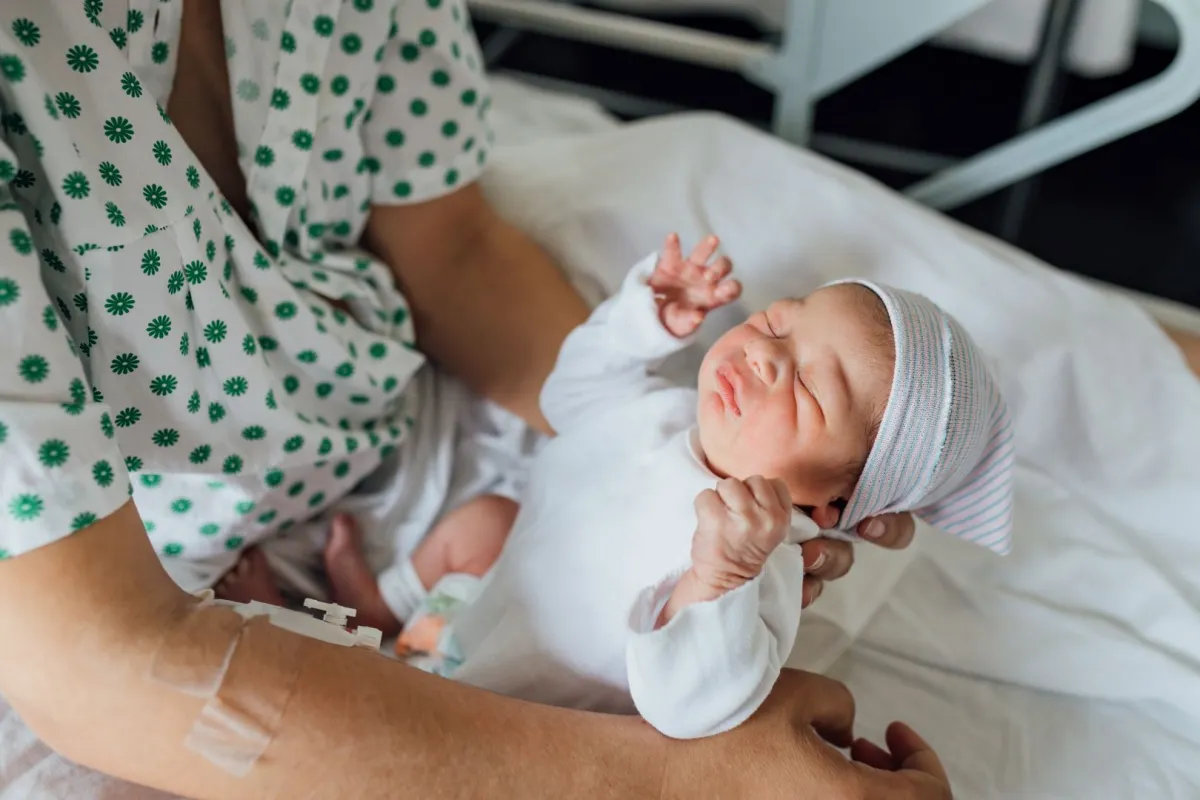 صورة أم مع طفلها