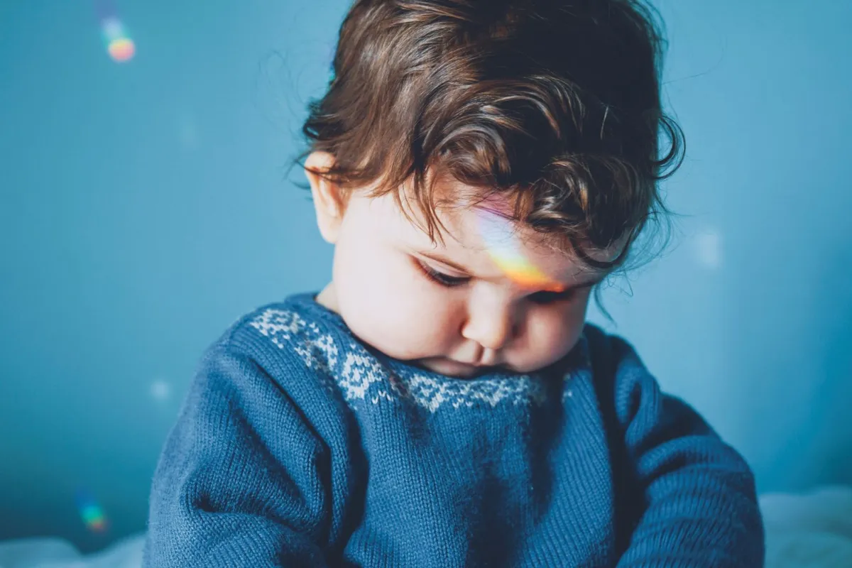 صورة طفل مصاب بالكهرباء الزائدة