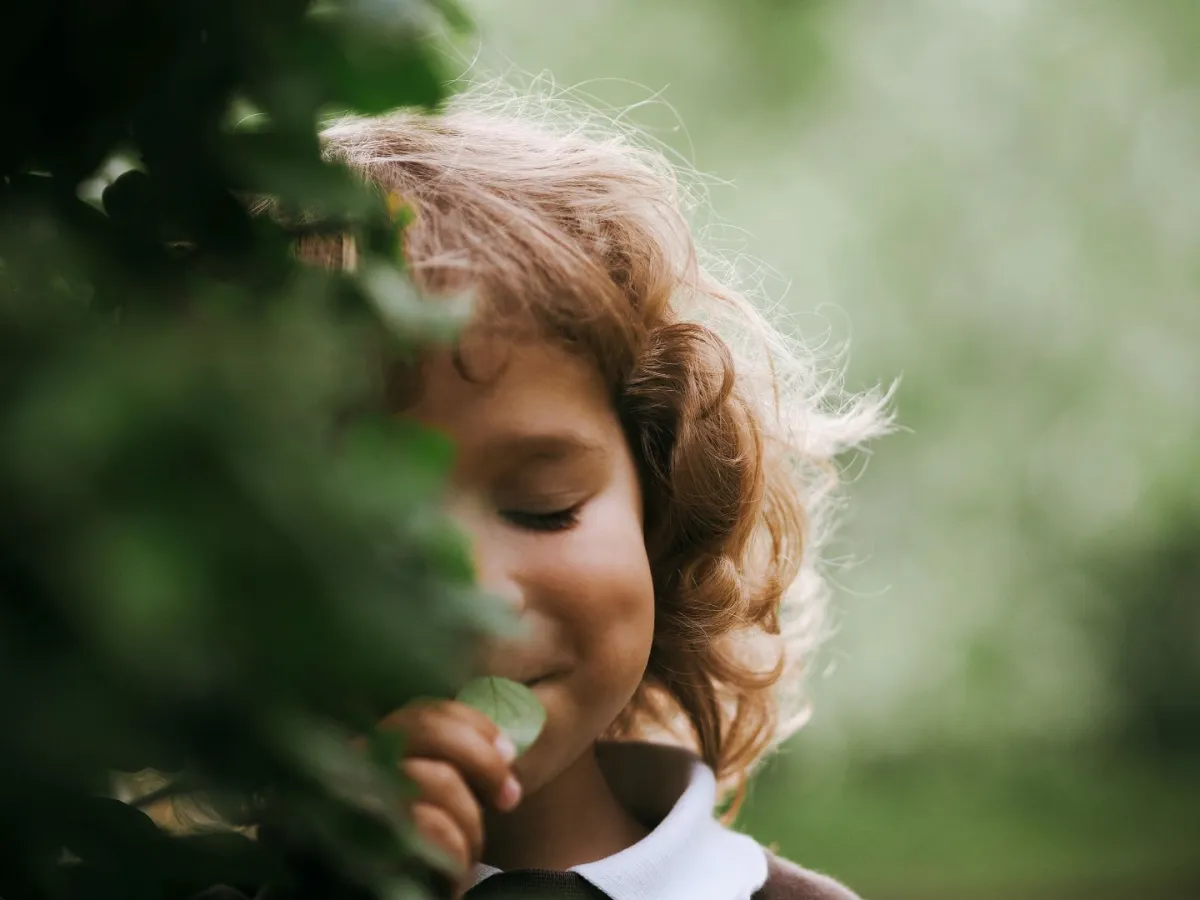 صورة طفل يختبئ من خجله