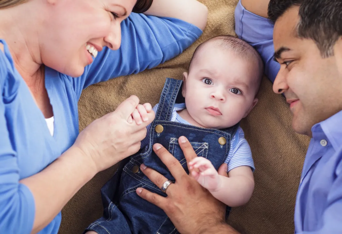 صورة والدين مع ابنهما