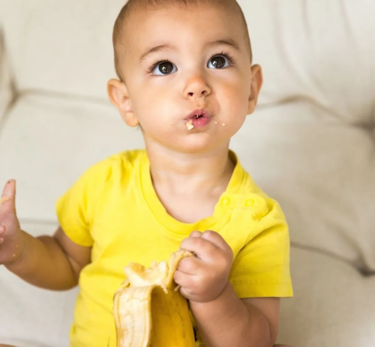 صورة طفل يأكل الموز