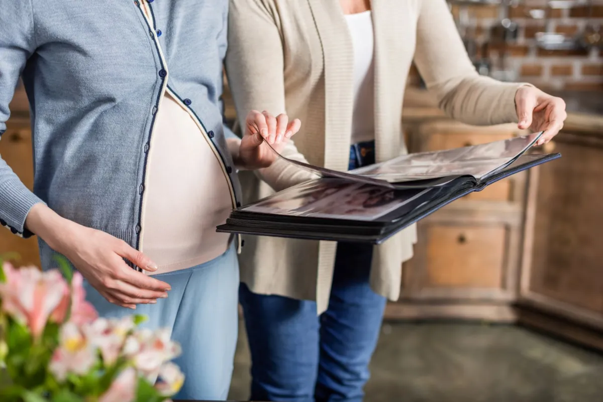 صورة حامل مع صور أشعة الجنين