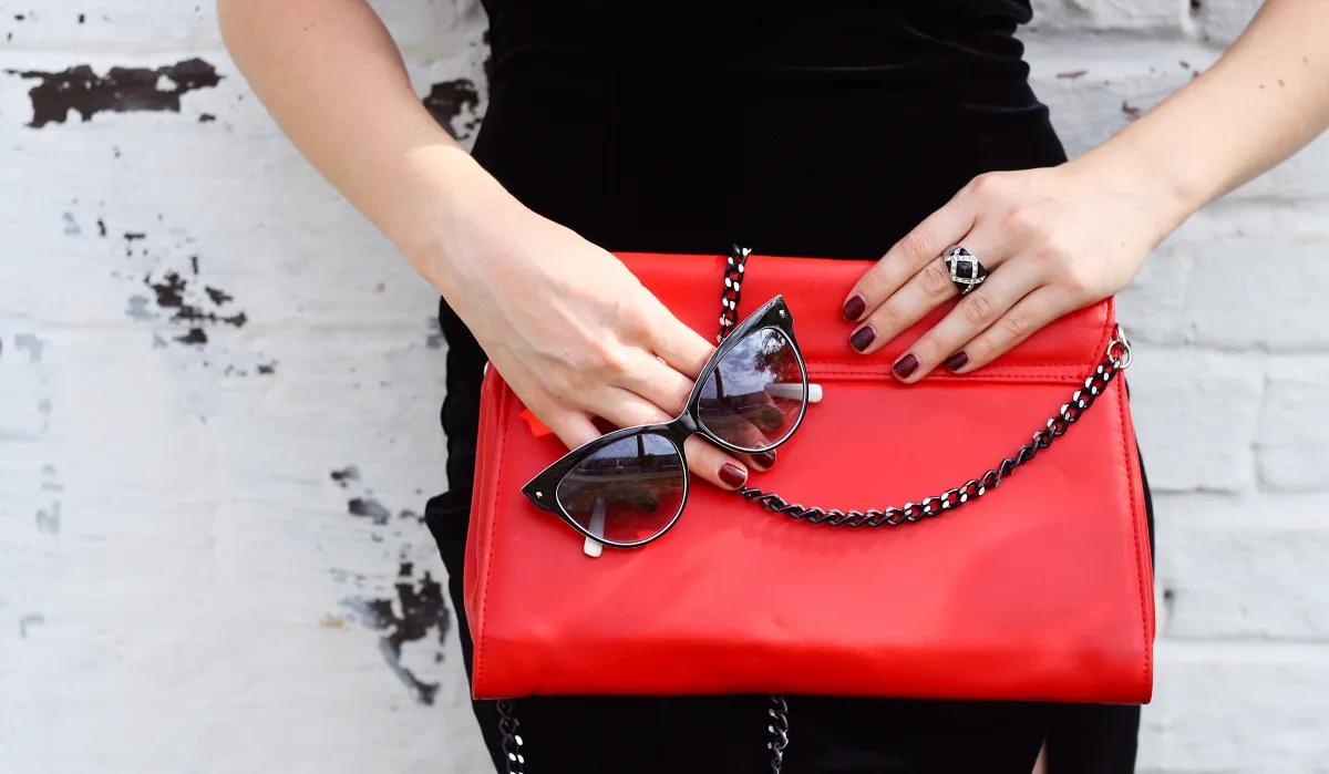 أكسسوارات باللون الأحمر موضة 2024 