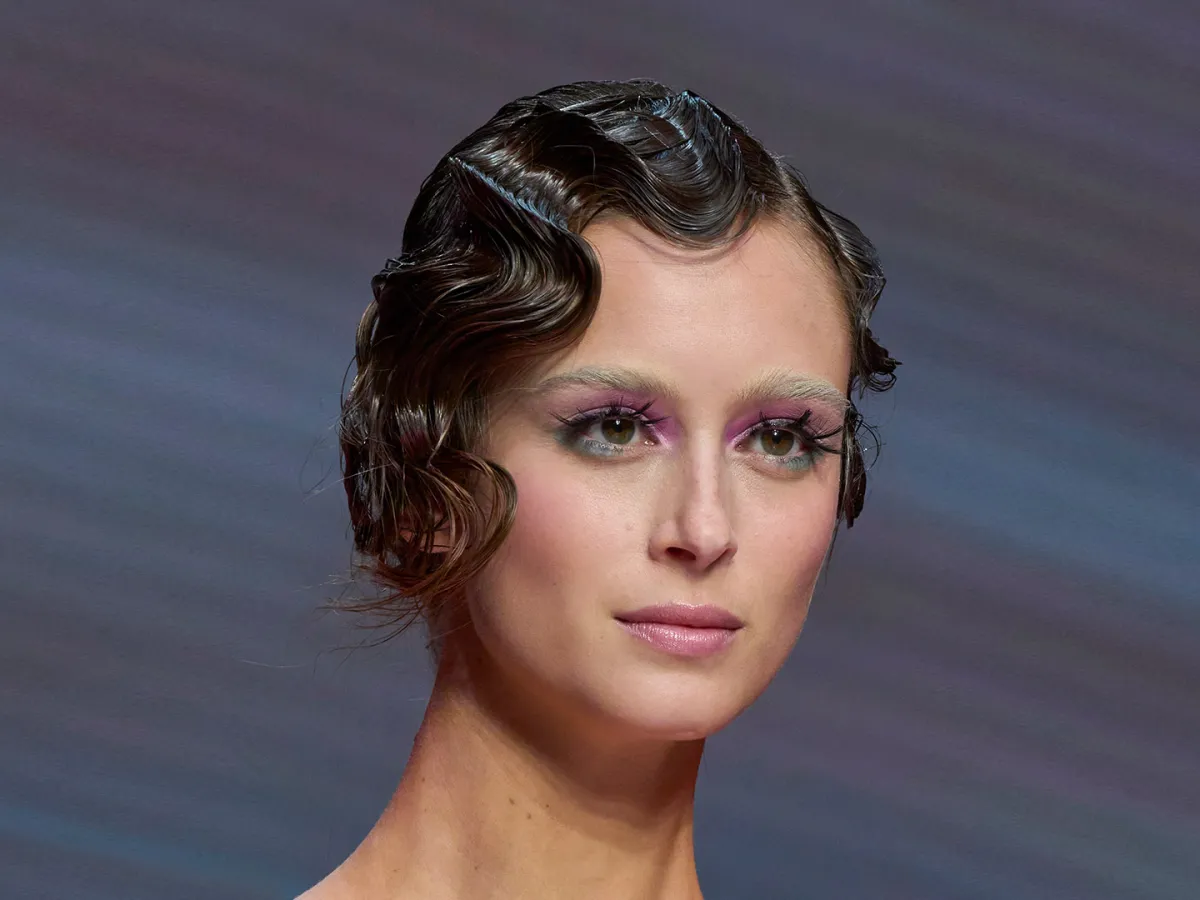 تسريحات شعر شبابية مع الغرة الريترو