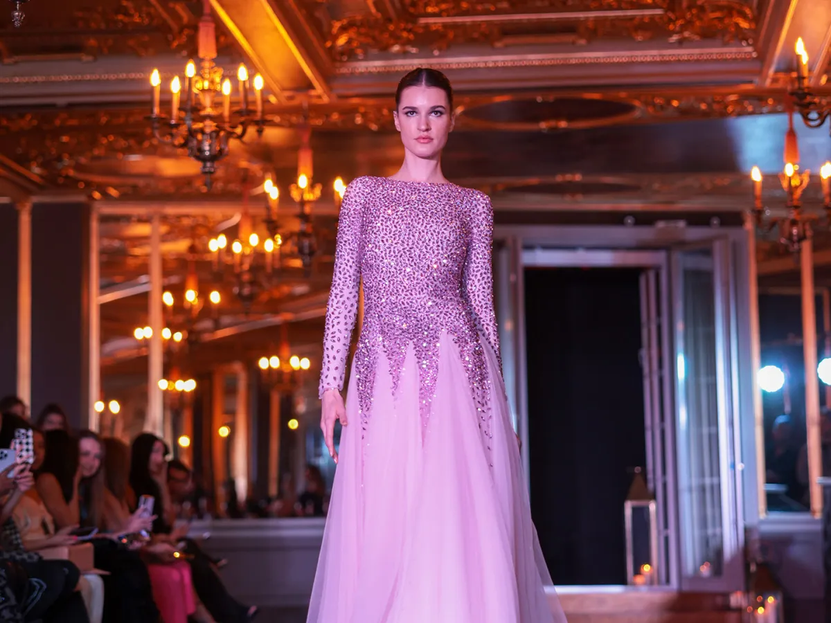 تصميم من أتيليه زهرة في أسبوع لندن للموضة -الصورة من الدار