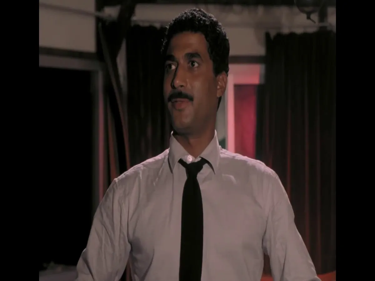 أحمد زكي في مشهد من فيلم البيضة والحجر - الصورة لقطة شاشة من الفيلم