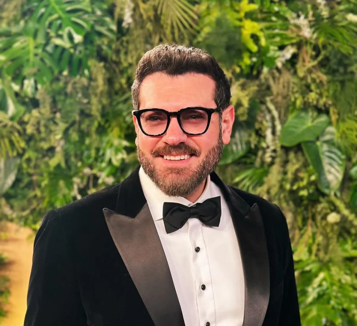 عمرو يوسف ببدلة كلاسيكية سوداء - الصورة من حسابه على إنستغرام