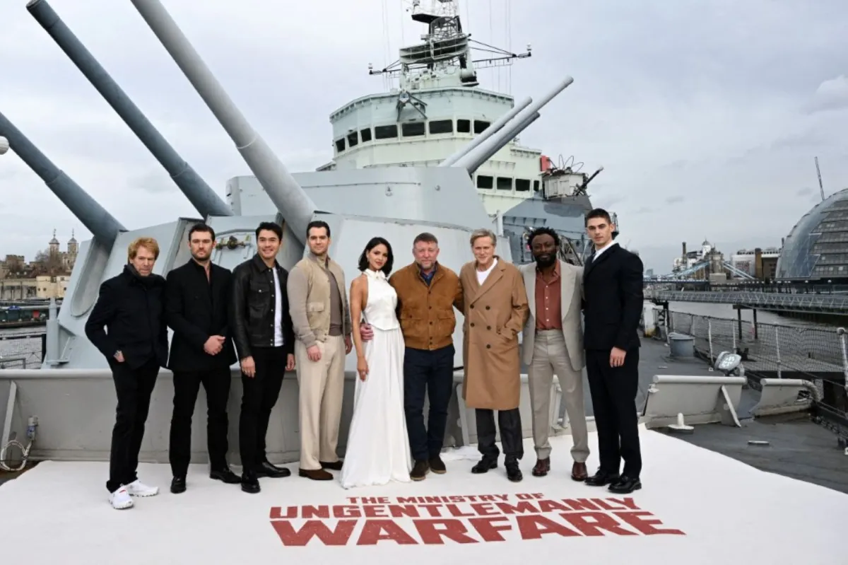 المنتج جيري بروكهايمر، أليكس بيتيفر، هنري جولدينج، هنري كافيل، إيزا جونزاليس، المخرج جاي ريتشي، كاري إلويس، بابس أولوسانموكون وهيرو فينيس تيفين يحضرون جلسة تصوير لندن لـ "وزارة الحرب الغاشمة" في HMS بلفاست في لندن، إنجلترا. مصدر الصورة: Kate Green/Getty Images for Lionsgate/AFP