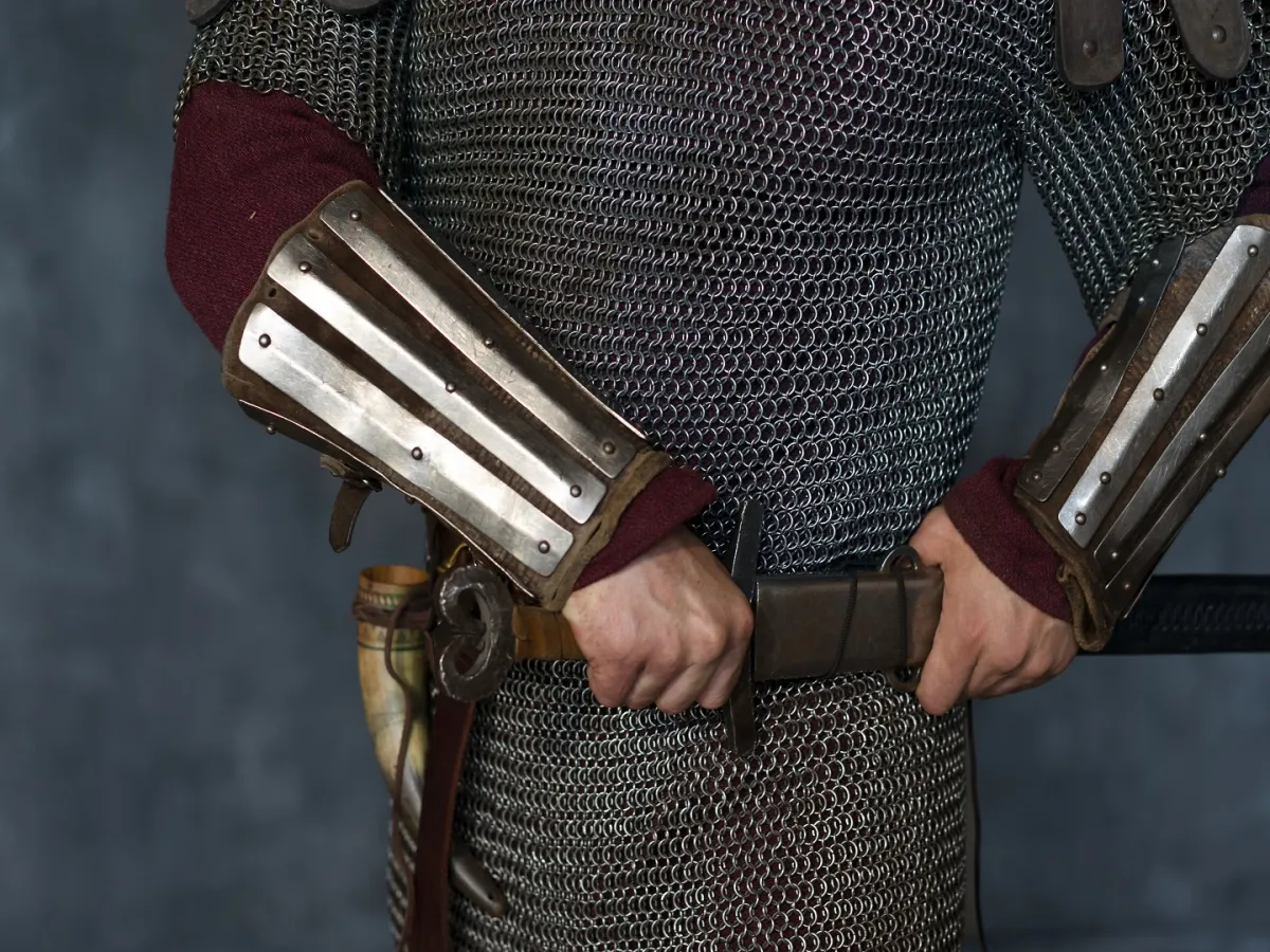 رجل يمسك سيف 