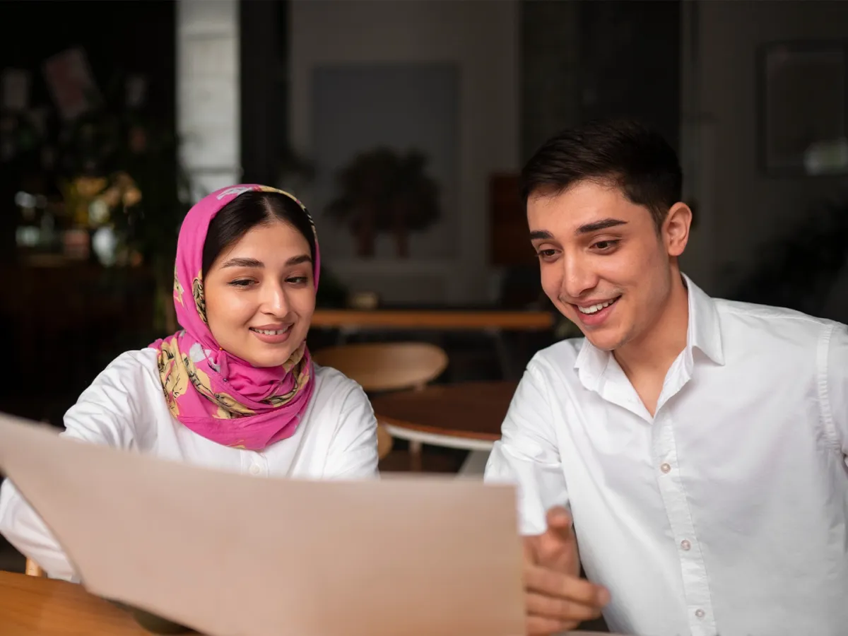 زوجة تهدي زوجها رسائل تهنئة بشهر رمضان