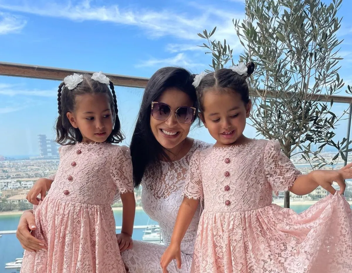 ريم السعيدي وابنتاها- الصورة من حسابها على انستغرام.