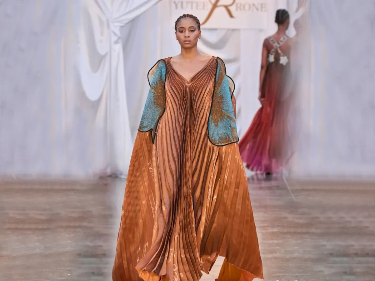 قفطان بكسرات باللون النحاسي من ماركة مانس