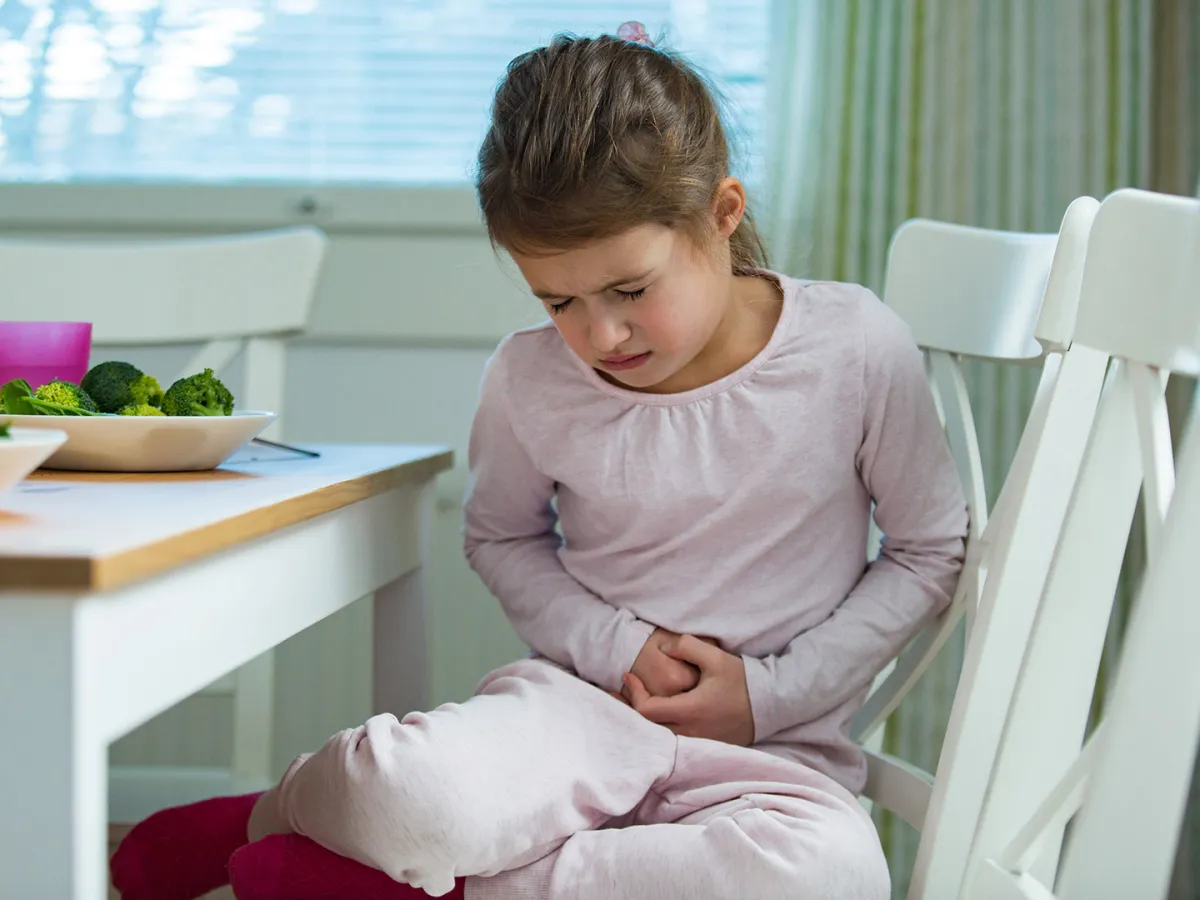 طفلة تشعر بألم في البطن 