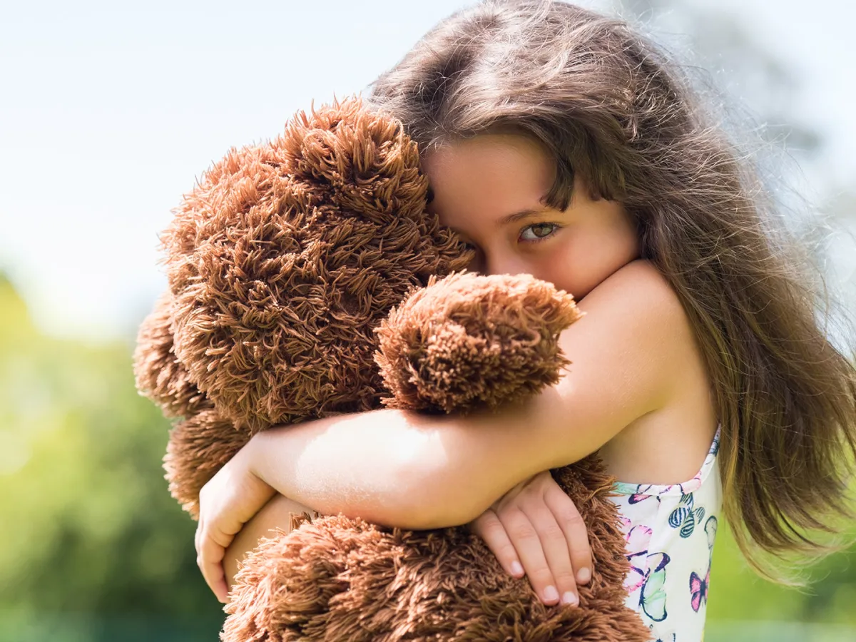 طفلة تشعر بالخجل 