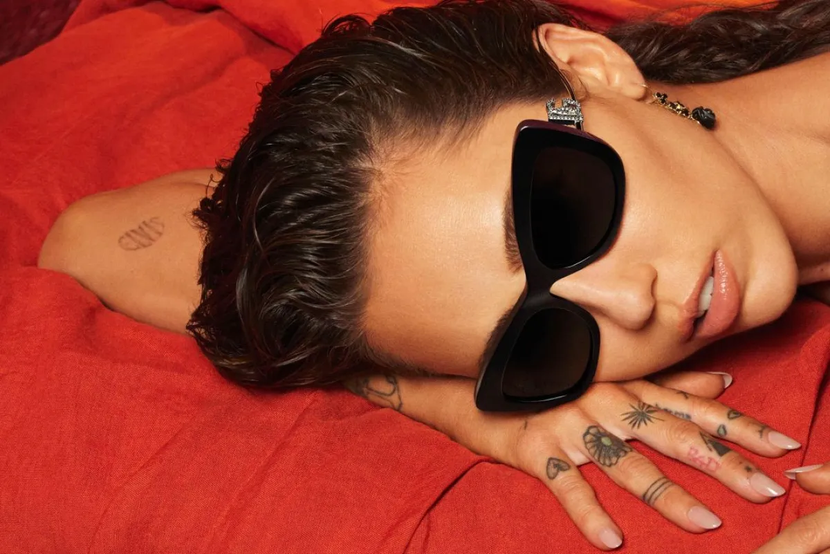 النجمة مايلي سايرس Miley Cyrus تضع نظارات من دولتشي أند غابانا Dolce & Gabbana