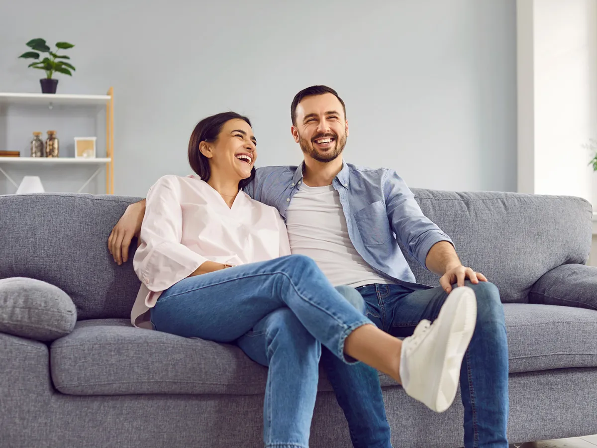 زوجان يمزحان بسعادة مع بعضهما البعض في المنزل