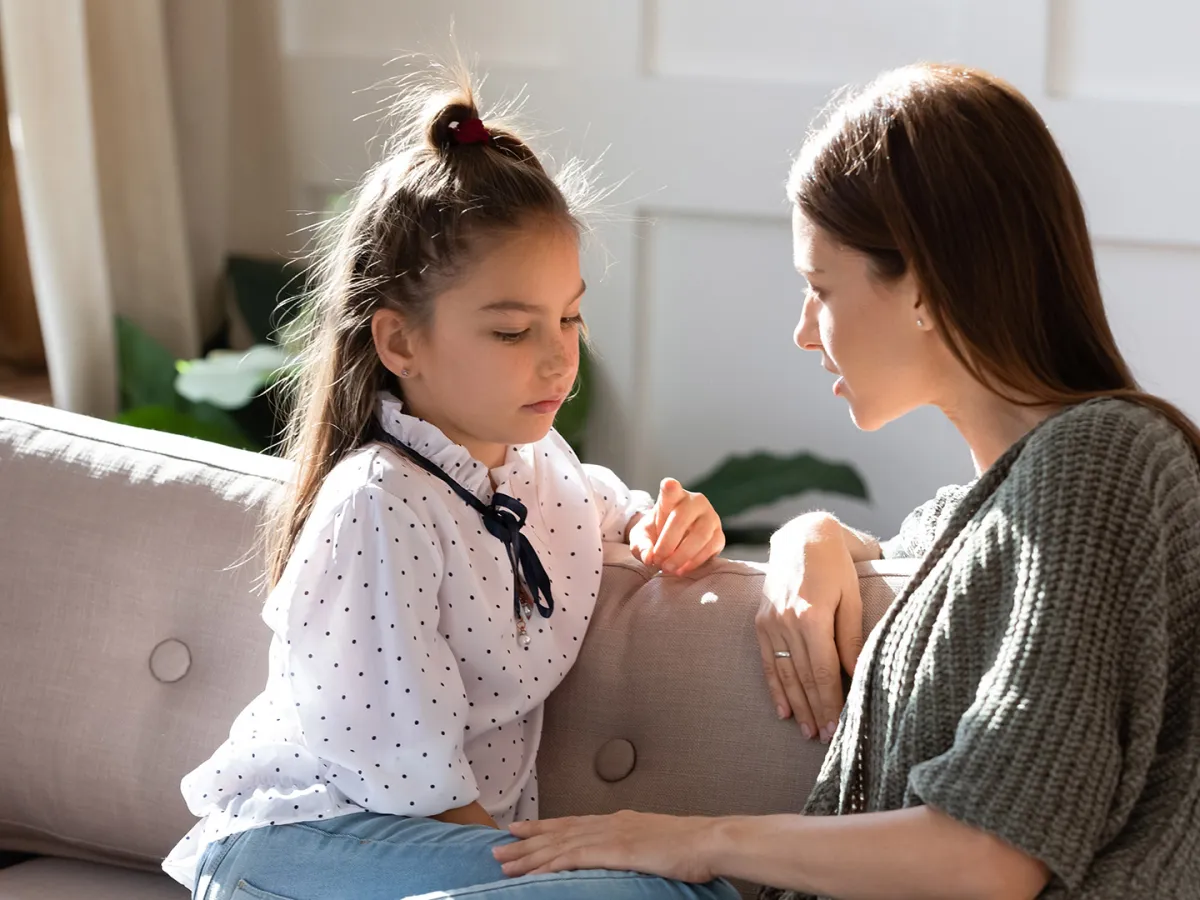 طفلة تتحدث مع والدتها