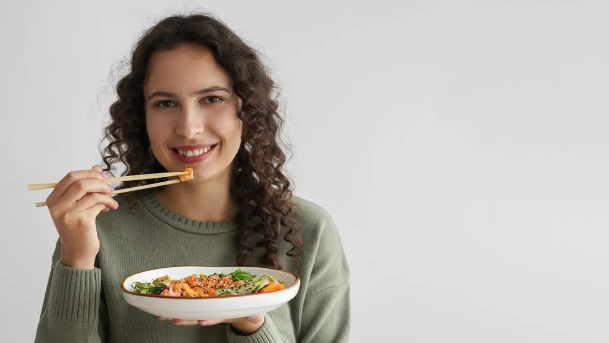 صورة لامرأة تتناول الطعام