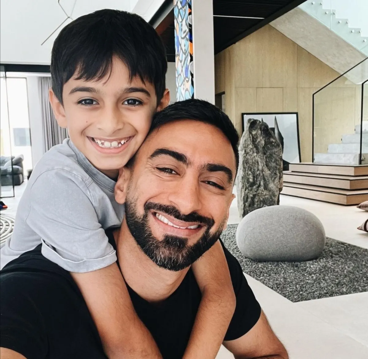 أنس بوخش وابنه- الصورة من حسابه على إنستغرام