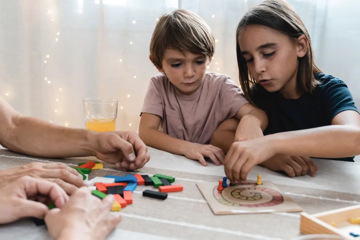 طفلان يمارسان الألعاب الذهنية